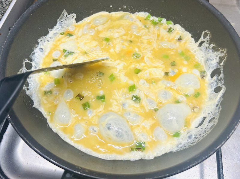 【おつまみレシピ】朝食の定番品がおつまみ仕様に！「和風スクランブルエッグ」