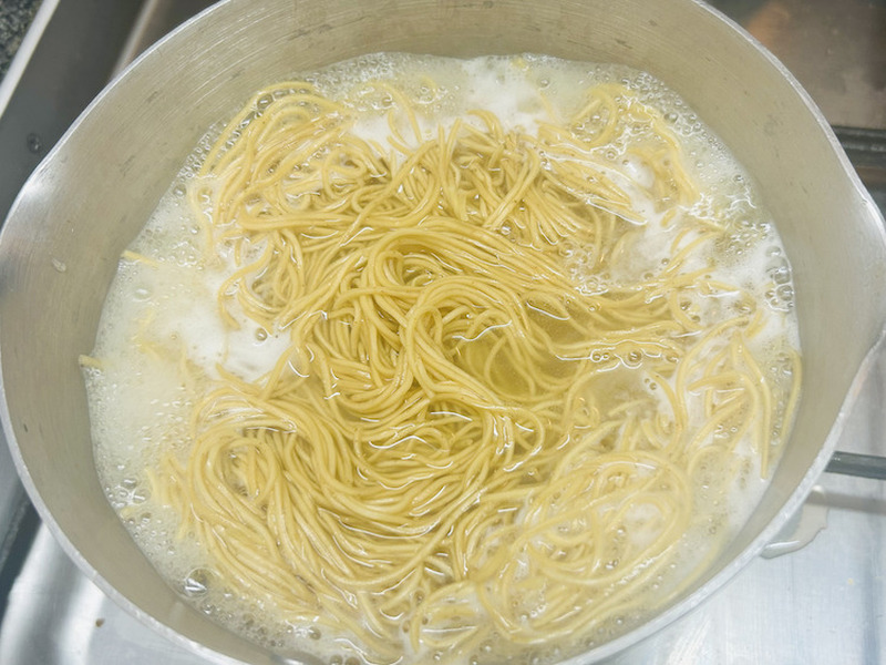 【おつまみレシピ】つまみにもシメにも最高！茹でて和えるだけなのに本格的「汁なし蝦子麺(しゃーずーめん)」