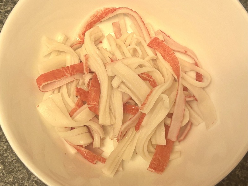 【おつまみレシピ】安くてヘルシーなのに豪華！「カニカマとアボカドのさわやか丼」