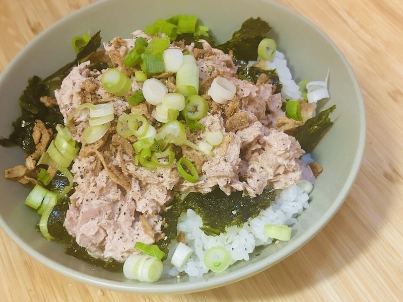 【おつまみレシピ】シメに食べたいジャンクなご飯もの！「ツナのガーリックマヨ丼」
