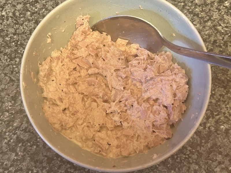 【おつまみレシピ】シメに食べたいジャンクなご飯もの！「ツナのガーリックマヨ丼」