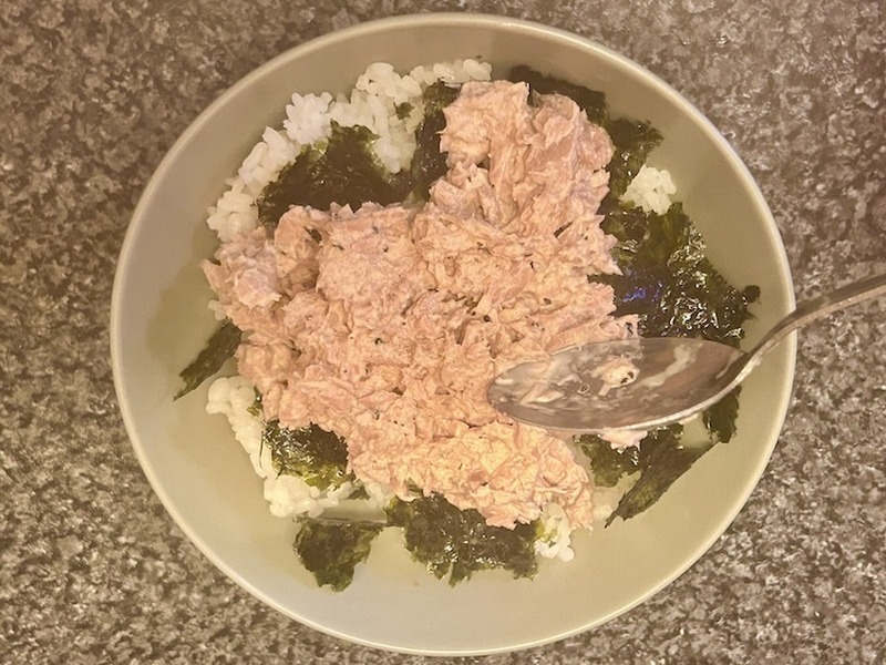 【おつまみレシピ】シメに食べたいジャンクなご飯もの！「ツナのガーリックマヨ丼」