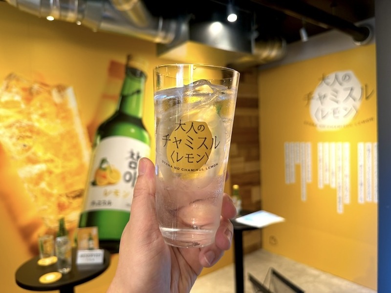 【無料で1杯体験！新橋駅で大人の“レモンサワー”を満喫できちゃう！】「チャミスル レモン」発売記念！ポップアップ「甘くない日々に。大人のレサワBAR」開催