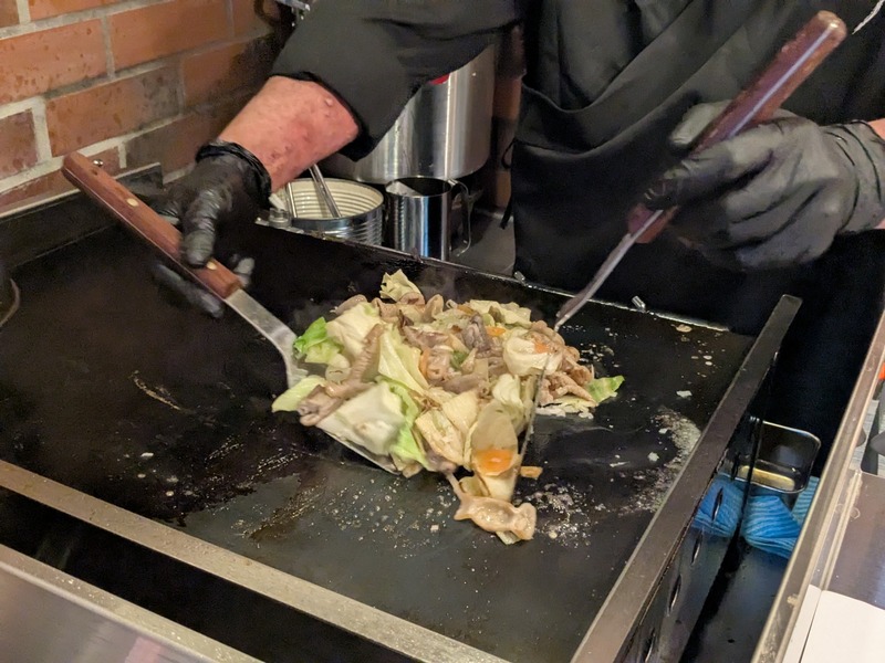 【のんべえの聖地に名酒場が誕生！】三軒茶屋・三角地帯に「立ち飲みホルモン ひだまり」オープン