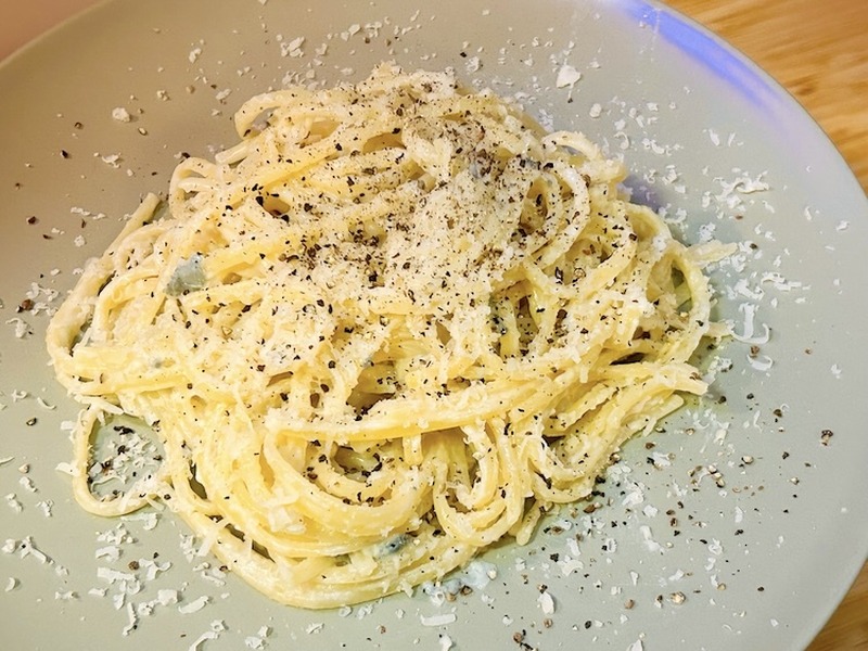 【おつまみレシピ】フライパン1つで簡単！チーズのダブル使いで深みのある味の「濃厚チーズパスタ」