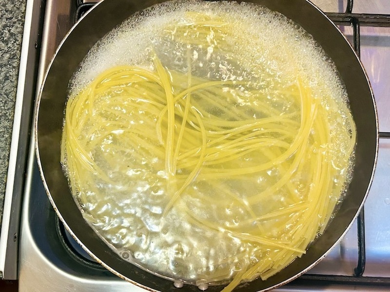 【おつまみレシピ】フライパン1つで簡単！チーズのダブル使いで深みのある味の「濃厚チーズパスタ」