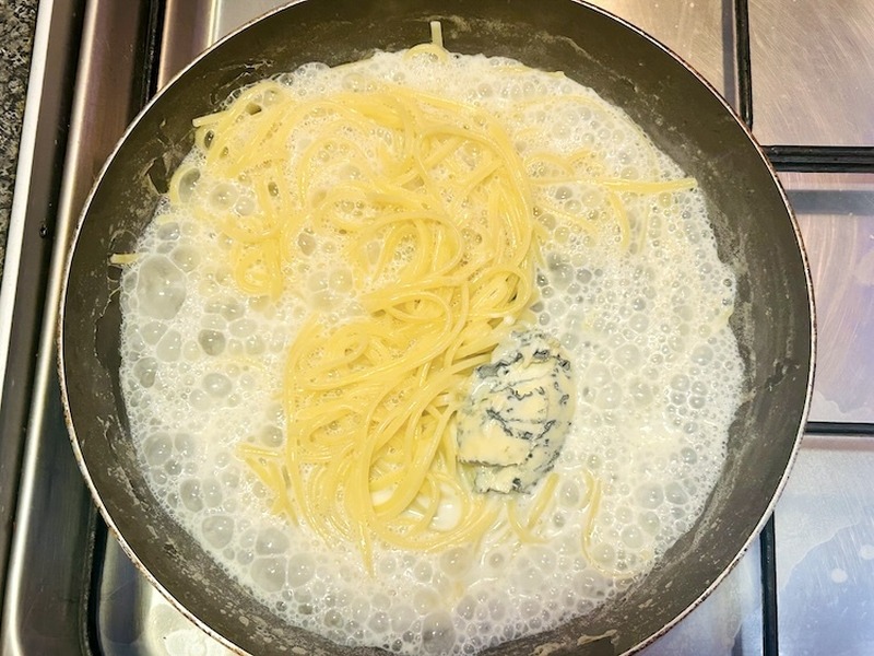 【おつまみレシピ】フライパン1つで簡単！チーズのダブル使いで深みのある味の「濃厚チーズパスタ」
