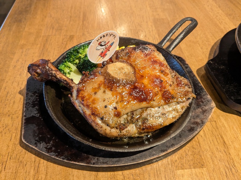【肉の名店がコラボした最強おつまみ！】5月限定の限定コラボ！「がブリチキン。」と「いきなり！ステーキ」が提案する“がっつり肉グルメ”