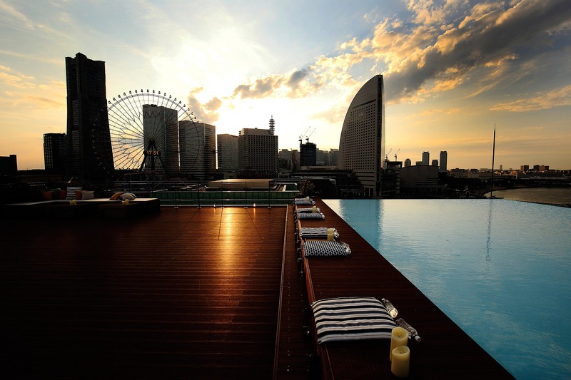 【みなとみらいの海と夜景を一望！】屋上ルーフトップテラスに期間限定バー「THE OCEAN'S BAR」オープン