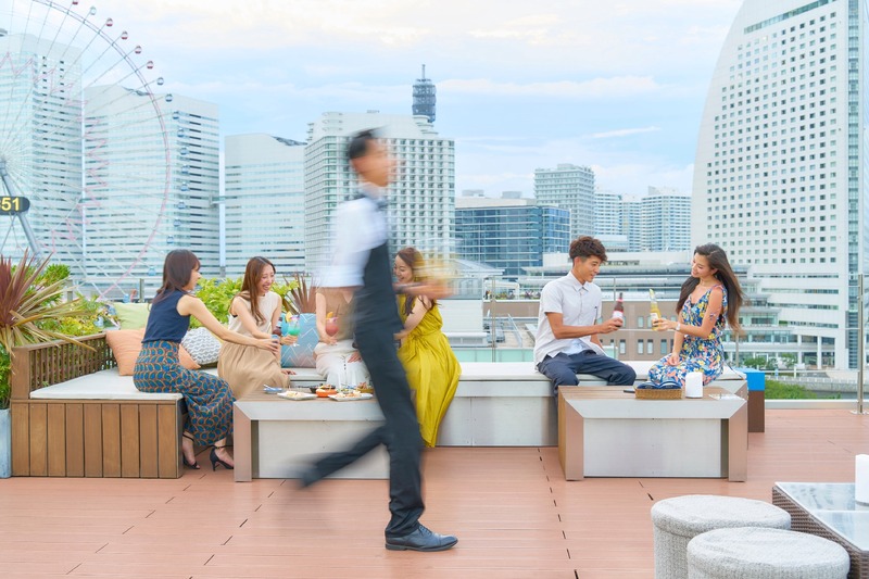 【みなとみらいの海と夜景を一望！】屋上ルーフトップテラスに期間限定バー「THE OCEAN'S BAR」オープン