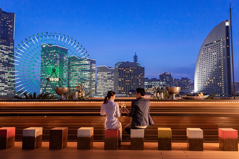 【みなとみらいの海と夜景を一望！】屋上ルーフトップテラスに期間限定バー「THE OCEAN'S BAR」オープン