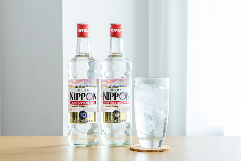 桜の木の下で、桜餅のような甘い香りがするお酒を。宝焼酎「NIPPON」で楽しむ、非日常なお花見体験