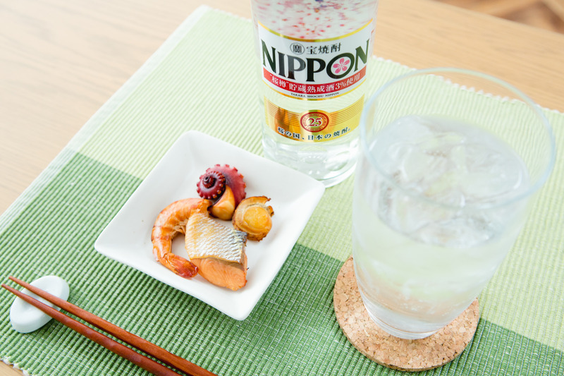 桜の木の下で、桜餅のような甘い香りがするお酒を。宝焼酎「NIPPON」で楽しむ、非日常なお花見体験