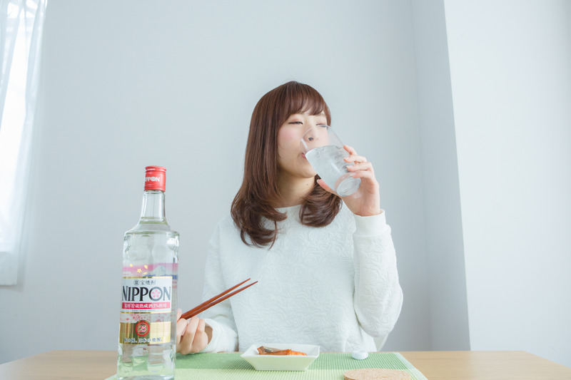 桜の木の下で、桜餅のような甘い香りがするお酒を。宝焼酎「NIPPON」で楽しむ、非日常なお花見体験