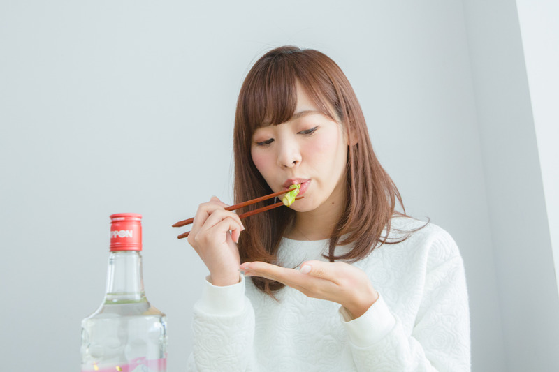 桜の木の下で、桜餅のような甘い香りがするお酒を。宝焼酎「NIPPON」で楽しむ、非日常なお花見体験