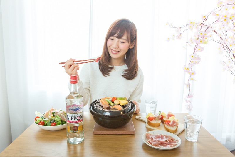 桜の木の下で、桜餅のような甘い香りがするお酒を。宝焼酎「NIPPON」で楽しむ、非日常なお花見体験