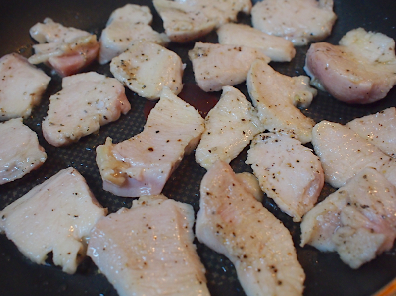 食欲そそる！止まらないチーズとろ～り「鶏ムネ肉のトマチーズ」