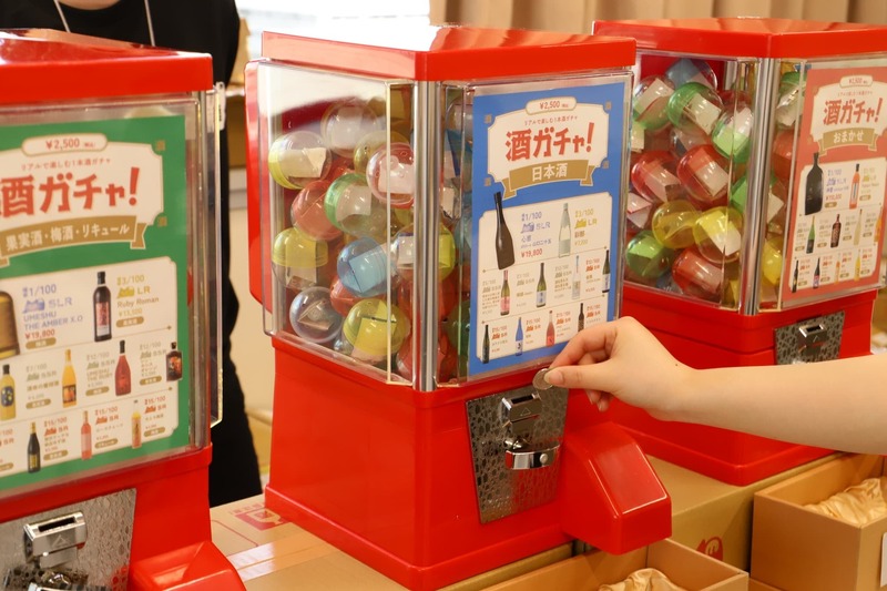 【SNSで話題の「酒ガチャ」が成田に！】
