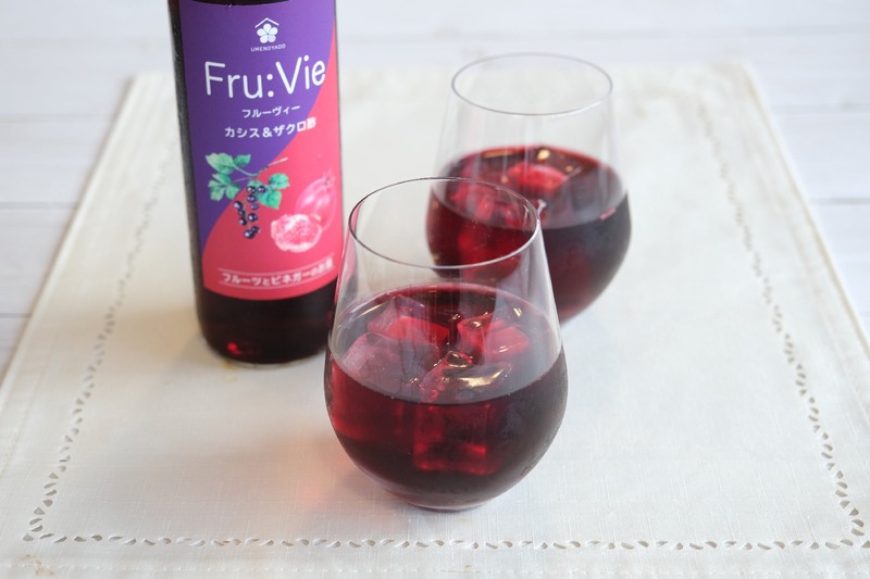 【ザクロ酢のお酒！Fru:Vie「カシス＆ザクロ酢」が登場】お風呂上りや飲食シーンに最適な1本が販売