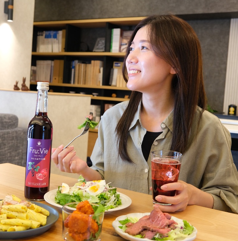 【ザクロ酢のお酒！Fru:Vie「カシス＆ザクロ酢」が登場】お風呂上りや飲食シーンに最適な1本が販売