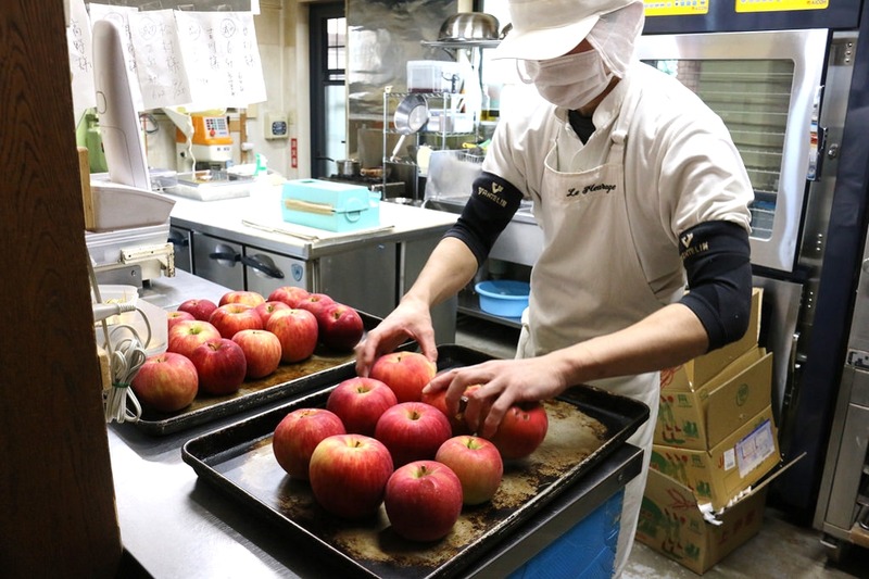 【サンタさんがデカ林檎をひっぱるラベル！】「アップルシナモンエール　クリスマスラベル（発泡酒）」が発売