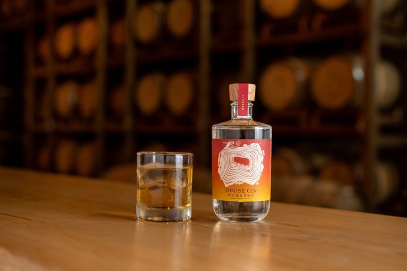 【北斎の「龍」を纏った特別なボトル！】北斎の町と長野の秋を連想させる「OBUSE GIN」が先行限定販売