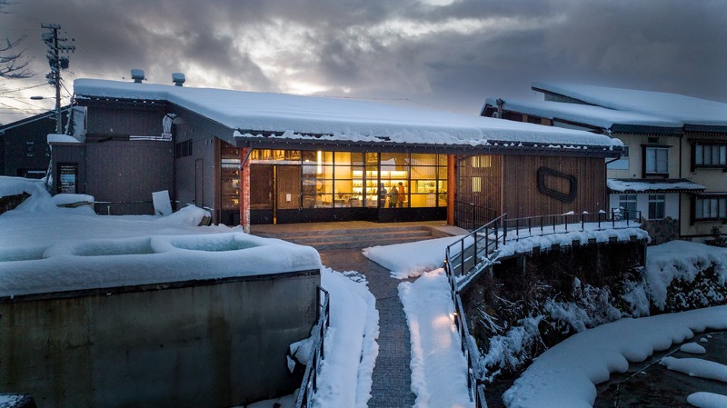 【北斎の「龍」を纏った特別なボトル！】北斎の町と長野の秋を連想させる「OBUSE GIN」が先行限定販売