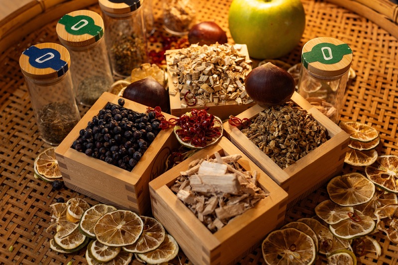 【北斎の「龍」を纏った特別なボトル！】北斎の町と長野の秋を連想させる「OBUSE GIN」が先行限定販売