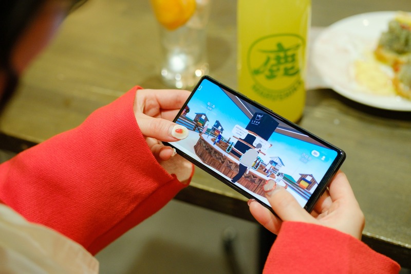 東京で九州の離島を旅する。インフルエンサー・りおレモンが体験する、新感覚のはしご酒とメタバース「しまのみ」の魅力