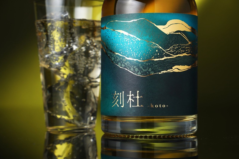 【和ボタニカル × バーボン樽熟成！】琥珀色のクラフトジン「刻杜 -koto-」販売開始