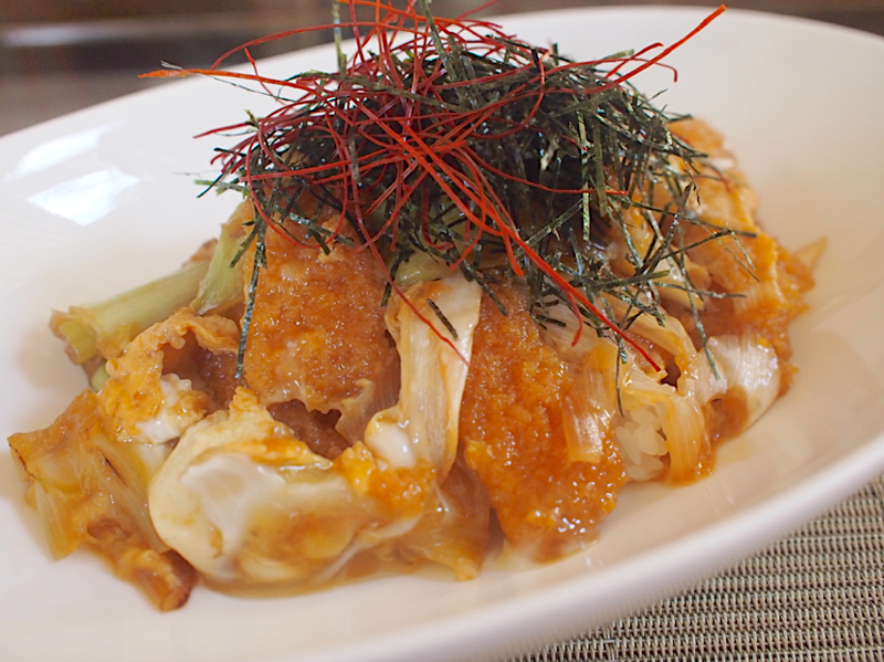 まるで本物のカツ丼！懐かしの駄菓子が大変身！「ビッグカツ丼」