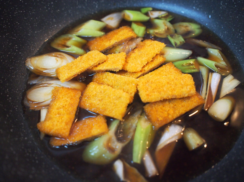 まるで本物のカツ丼！懐かしの駄菓子が大変身！「ビッグカツ丼」