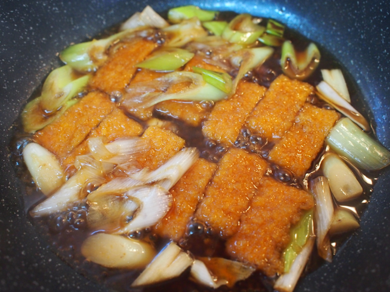 まるで本物のカツ丼！懐かしの駄菓子が大変身！「ビッグカツ丼」