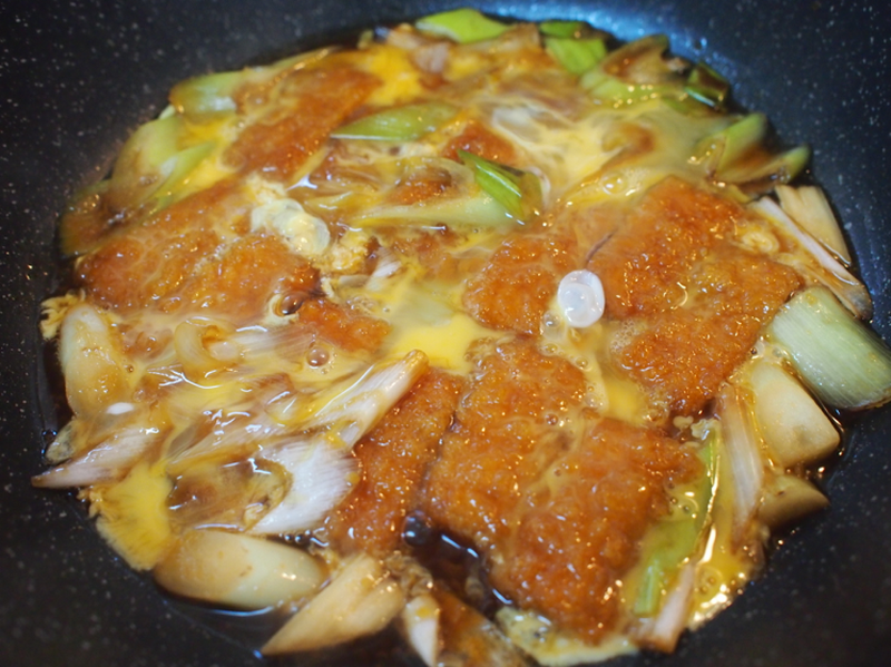 まるで本物のカツ丼！懐かしの駄菓子が大変身！「ビッグカツ丼」