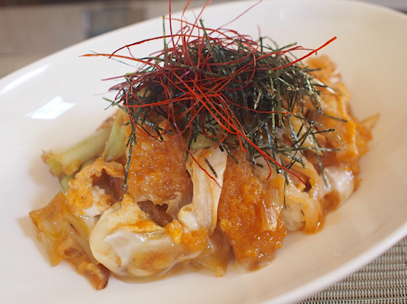 まるで本物のカツ丼！懐かしの駄菓子が大変身！「ビッグカツ丼」