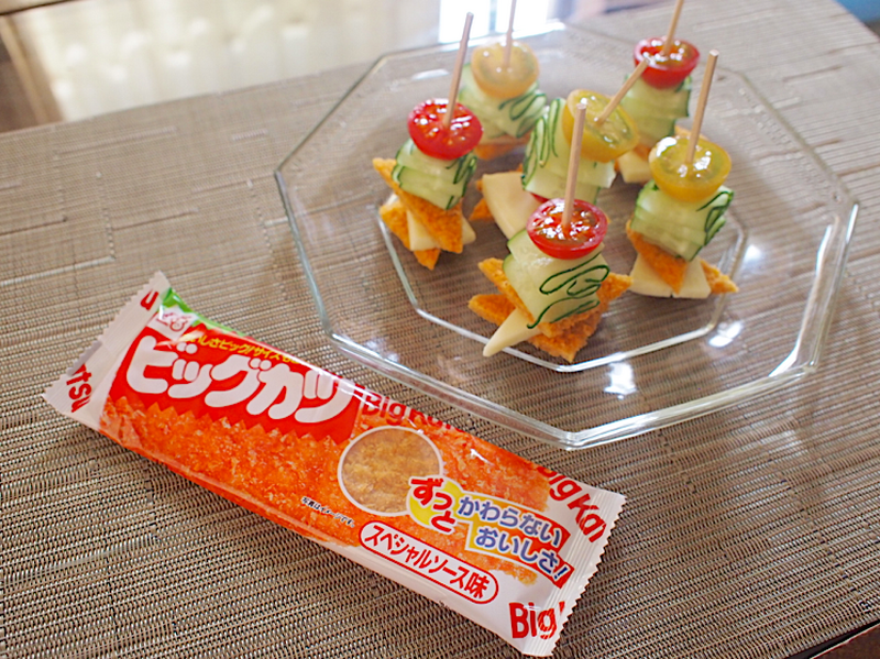 シャンパンとも相性抜群！駄菓子がおしゃれなアペタイザーになった「ビッグカツカナッペ」