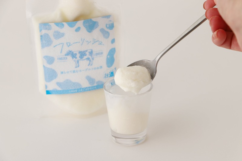 【パウチで凍らせて飲むヨーグルト酒！】シャリシャリ&とろ～っとした食感の「フローリッシュ」新登場