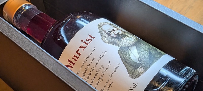 【マルクスの思想を飲む！？ラベルに一節を配置】クラフトリキュール「Marxist（マルキスト）」発売