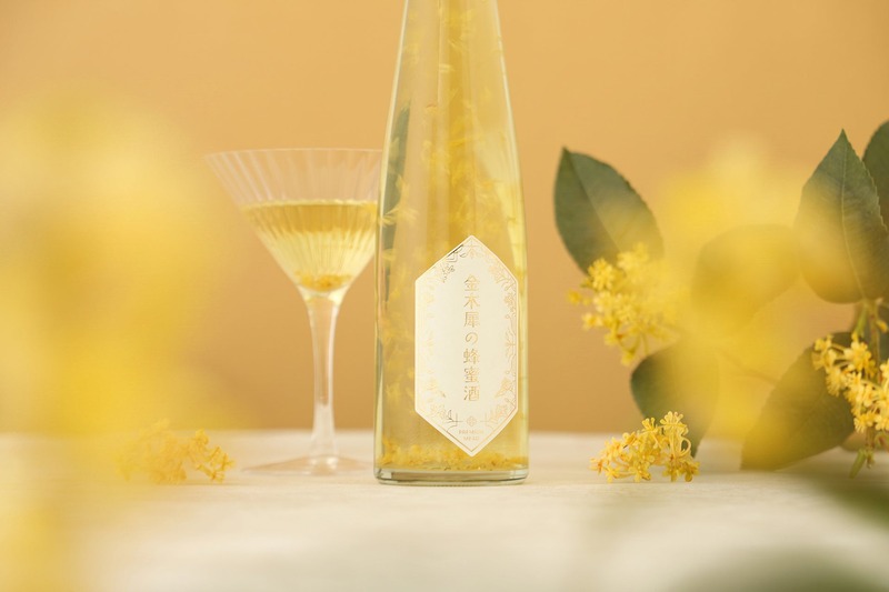 【金木犀の花々がボトルを舞う！】秋が薫るリキュール「金木犀の蜂蜜酒」が販売