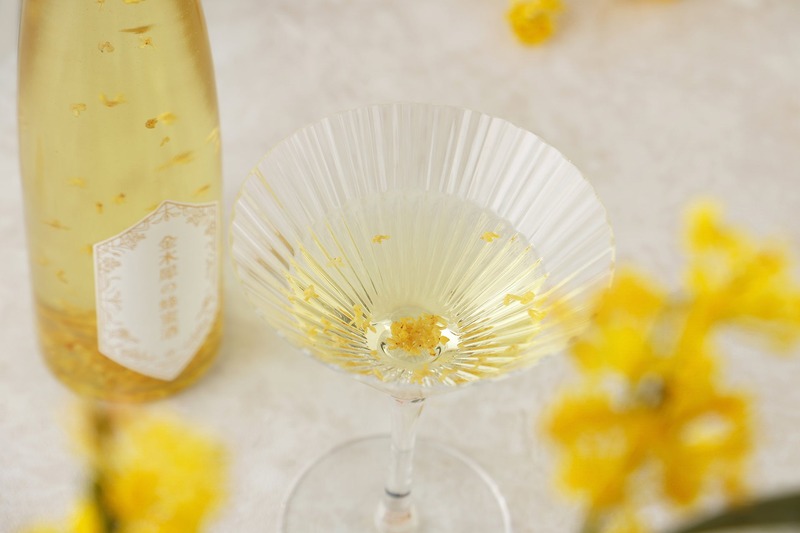 【金木犀の花々がボトルを舞う！】秋が薫るリキュール「金木犀の蜂蜜酒」が販売