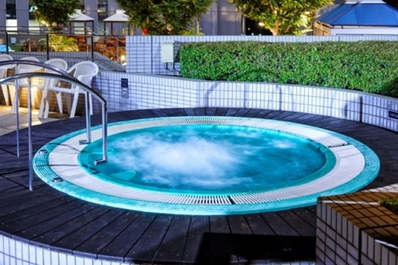 ナイトプール女子会で、暑い夏の夜を“涼しくアツく”！