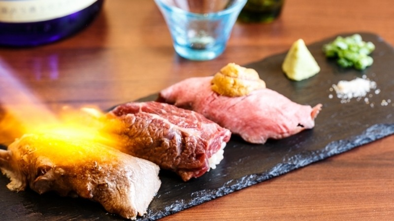 「日本酒バル　蔵のや」にて夏季限定で3種の炙り肉寿司”とフォトジェニックな「ふわモコSAKEレモンサワー」を提供