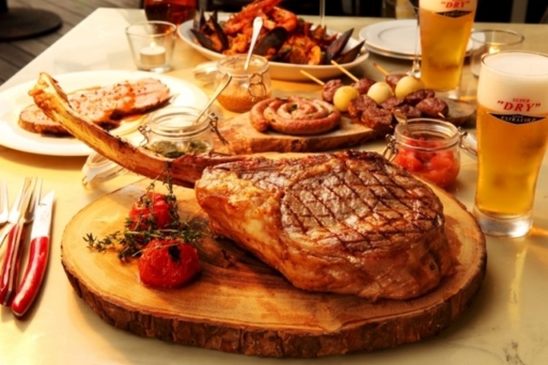 有楽町“TOMAHAWK STEAK BEER TERRACE”で、冷えた生ビールと骨付き塊肉を豪快に楽しもう！