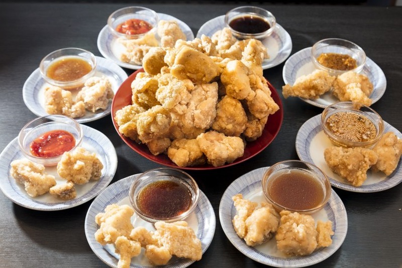 8人のグラドルが勧める8種の唐揚げソースを楽しめる！新宿歌舞伎町の「週プレ酒場」で「唐揚げ食べ放題」キャンペーンが開催！