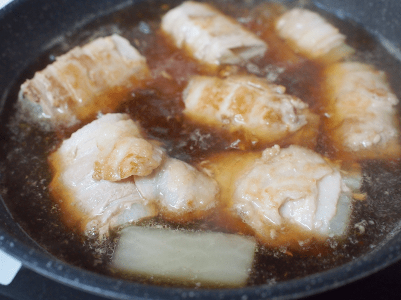 この冬の定番に！旨味が染み込んだ美味しい塊「豚バラ大根煮」