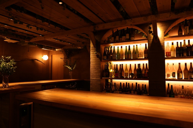 京都祇園にナチュラルワイン専門のバー「komorebino(コモレビーノ)」が10月6日オープン！本物のナチュラルワインとの出合いを