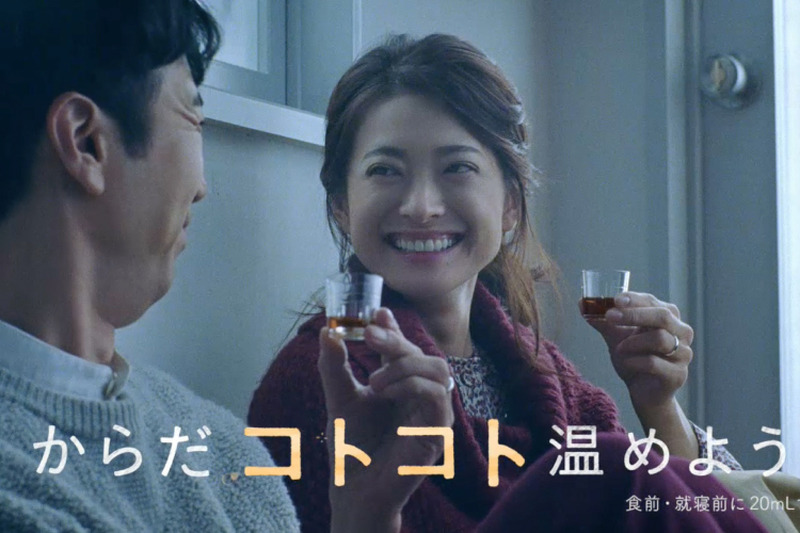 養命酒の新CMに藤井隆さん・乙葉さんが夫妻役で登場！メイキング動画も公開中