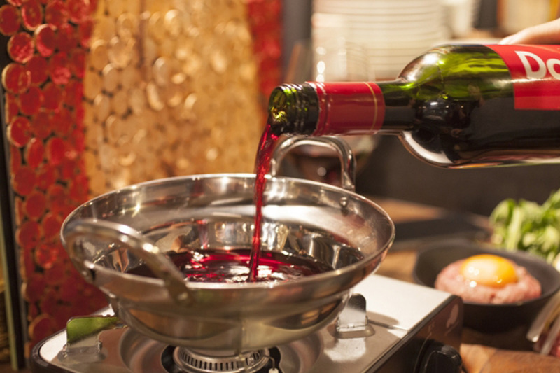 赤ワインを使った「ラム肉のしゃぶしゃぶ」が登場！「東京ドンナバル」にて提供開始