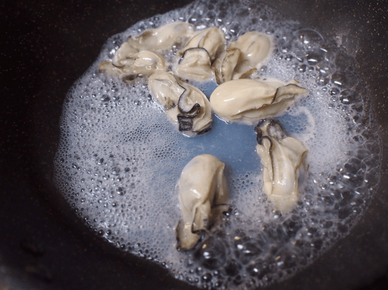 じゅわっと広がる美味しいの連続！「ぷりぷり牡蠣と万能パクチーソース」