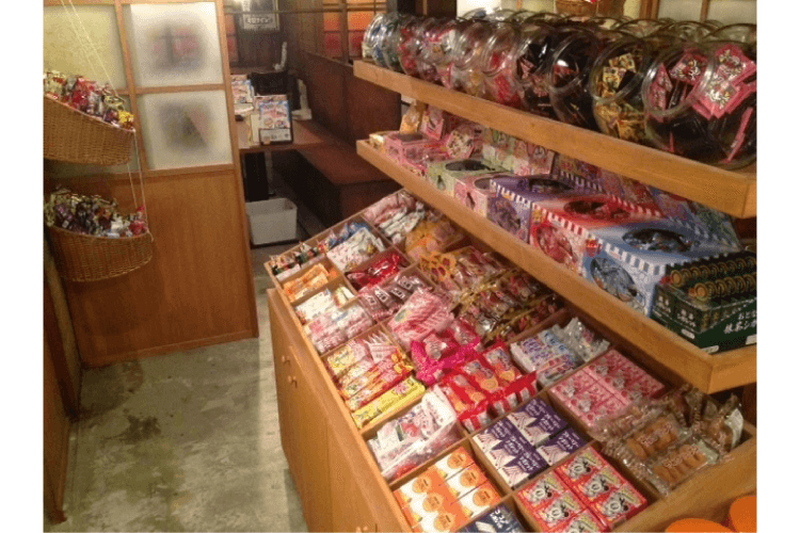 駄菓子食べ放題の「駄菓子バー」が新宿にオープン！過去最大級の店舗に昭和レトロ感タップリの空間が広がる